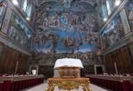 Quais são os livros que ficam na mesa dos cardeais no conclave?