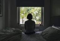 Solidão aumenta risco de morte em mulheres na meia-idade, aponta estudo