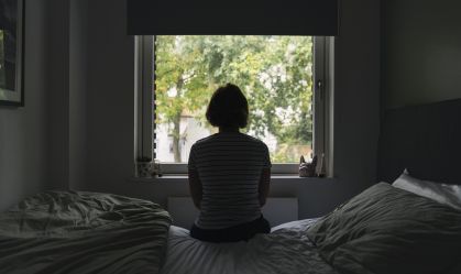 Solidão aumenta risco de morte em mulheres na meia-idade, aponta estudo