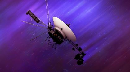Uma ilustração artística mostra uma das naves espaciais Voyager voando pelo espaço interestelar a cerca de 56.000 km/h