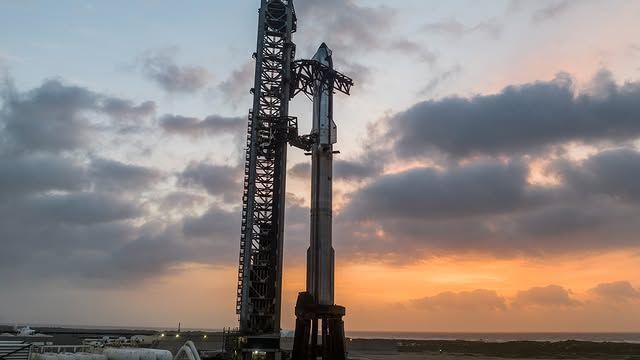Starship fica envolta por plasma durante reentrada na atmosfera; veja