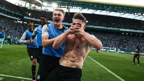Viktor Gyokeres celebra seu gol no duelo que deu o título português ao Sporting