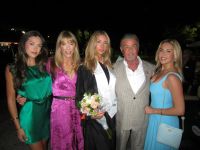 Sylvester Stallone posa ao lado das filhas e da esposa em formatura; veja