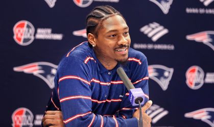 Técnico do Patriots comenta vídeo polêmico de jogador com mulheres em iate