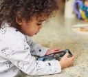 Crianças ganham smartphones antes do recomendado; veja idade certa