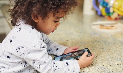 Crianças ganham smartphones antes do recomendado; veja idade certa