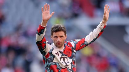 Thomas Müller acena para os torcedores do Bayern