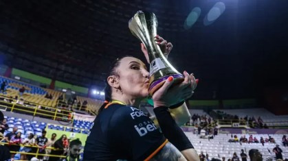 Tiffany, do Osasco, com troféu da Superliga Feminina de Vôlei