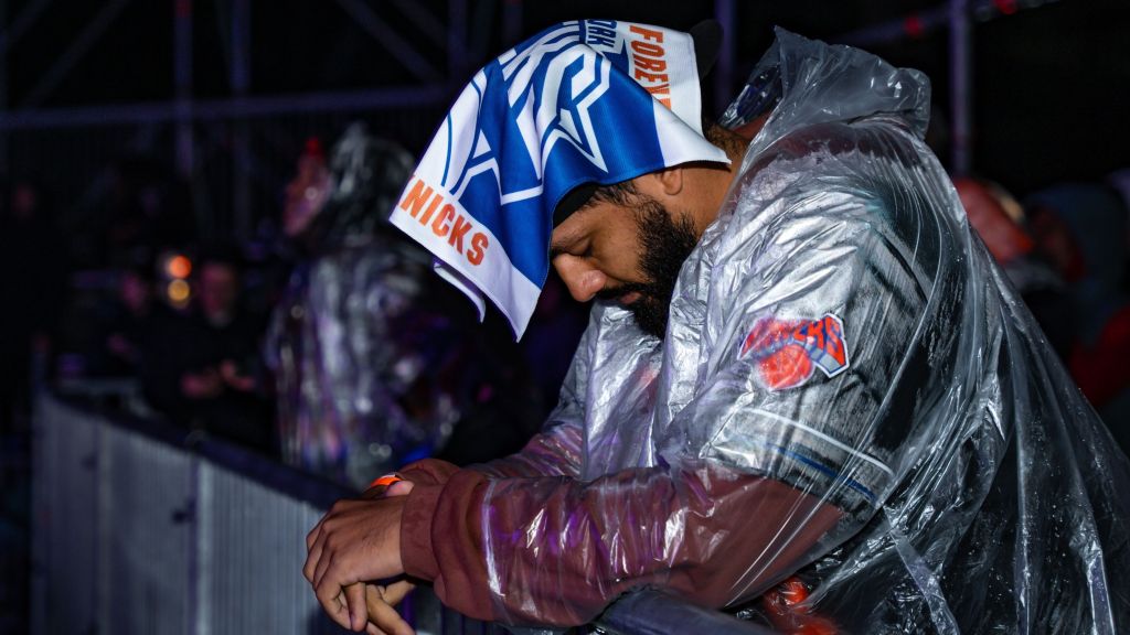 Torcedor do Knicks assiste jogo na chuva