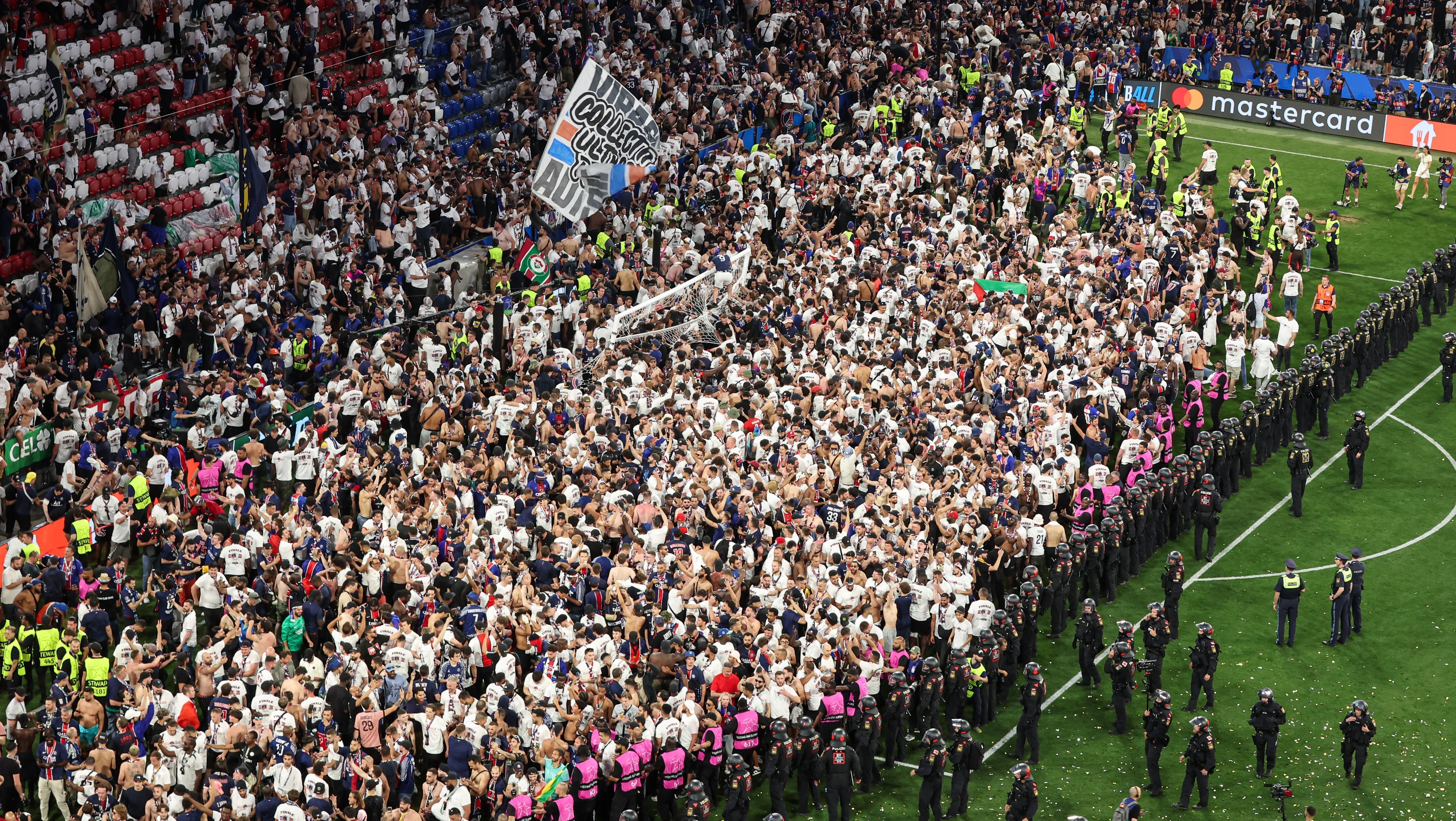 Torcedores do PSG invadem gramado da Allianz Arena após título da