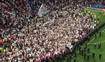 Torcedores do PSG invadem gramado da Allianz Arena após título da Champions