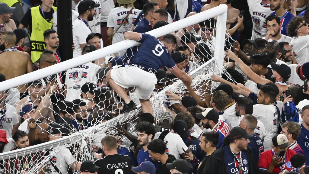 Torcedores do PSG retiraram as redes dos gol como "lembrança" em comemoração à vitória na final da Champions League