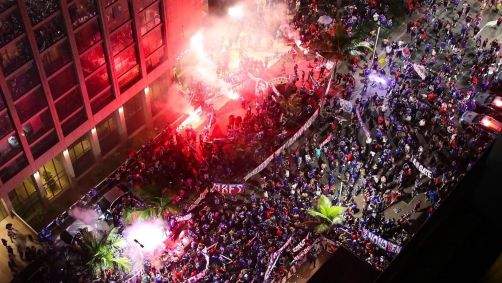 A festa da torcida de La U no Rio de Janeiro, antes do jogo contra o Botafogo