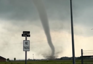 Tornados e tempestades deixam ao menos 28 mortos e casas destruídas nos EUA