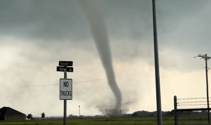 Tornados e tempestades deixam ao menos 28 mortos e casas destruídas nos EUA