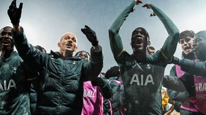 Richarlison comemora com jogadores do Tottenham a classificação para a final da Europa League