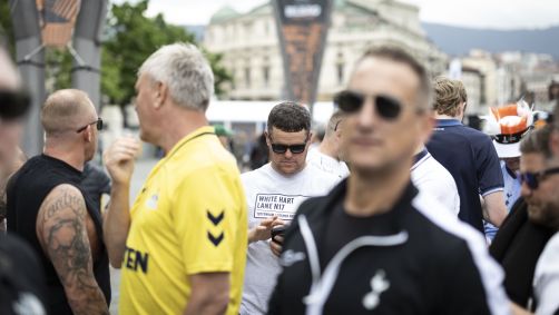 Torcedores do Tottenham circulam por Bilbao antes da final da Europa League