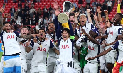 Son levanta o troféu da Europa League conquistado pelo Tottenham