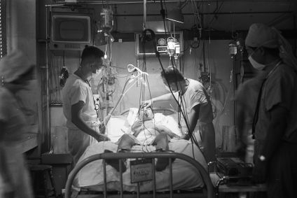 O professor Juro Wada, da Universidade de Sapporo, examina Nobuo Miyazaki após a primeira operação de transplante de coração do Japão no Hospital Universitário de Sapporo em 9 de agosto de 1968