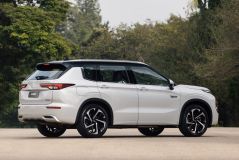 Traseira do novo Mitsubishi Outlander PHEV 2026