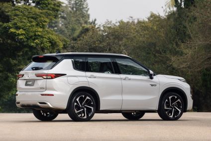 Traseira do novo Mitsubishi Outlander PHEV 2026