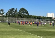 Corinthians: Memphis e Matheuzinho trabalham com fisioterapia no campo