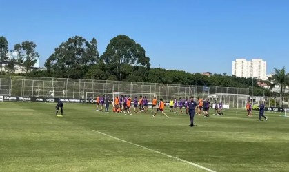 Corinthians: Memphis e Matheuzinho trabalham com fisioterapia no campo