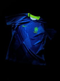 Modelo secundário do uniforme, em azul