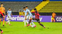 Com gol contra bizarro, Vitória perde em Quito e dá adeus à Sul-Americana