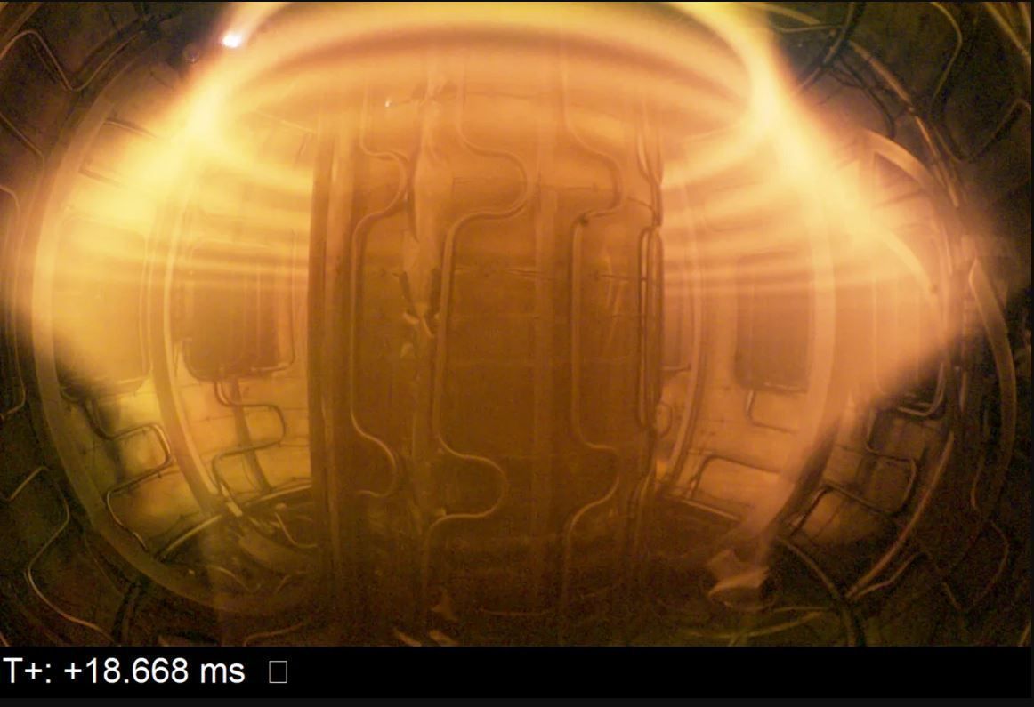 Plasma confinado em um tokamak projetado pela Energy Singularity, uma startup chinesa de fusão nuclear, durante um experimento