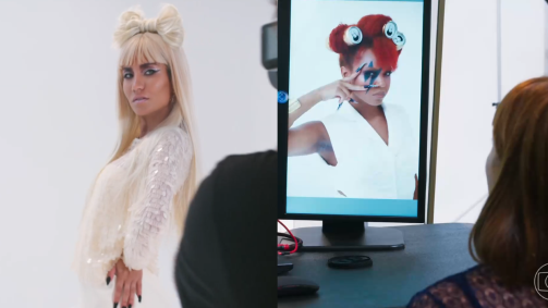 Na cena, a personagem Solange, interpretada por Alice Wegmann, está organizando uma sessão de fotos