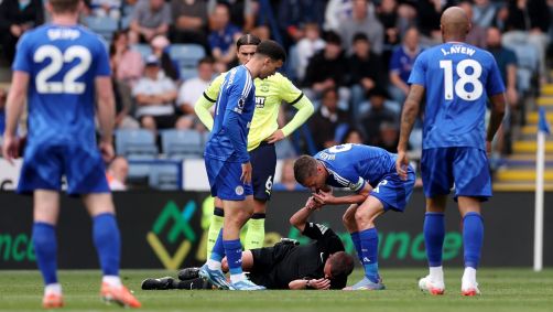 Vardy usa apito do árbitro em jogo contra o Leicester City pela 35ª rodada da Premier League