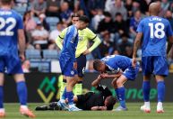 Árbitro cai, e jogador da Premier League apita para paralisar o jogo; veja