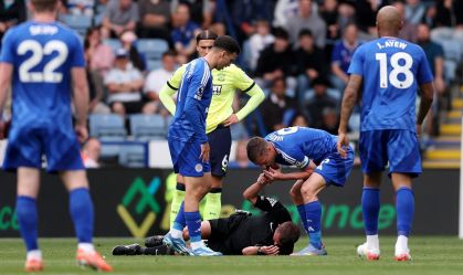 Árbitro cai, e jogador da Premier League apita para paralisar o jogo; veja