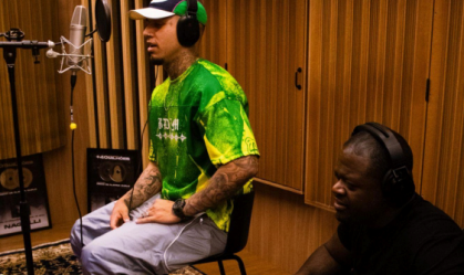 Veigh grava com produtor americano Poo Bear em SP: "Sonho vira realidade"