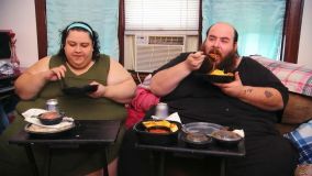 O casal que procurou a ajuda do reality Quilos Mortais revelou que seu relacionamento se baseava em comida