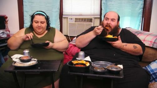 O casal que procurou a ajuda do reality Quilos Mortais revelou que seu relacionamento se baseava em comida