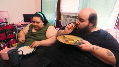 O casal que procurou a ajuda do reality Quilos Mortais revelou que seu relacionamento se baseava em comida