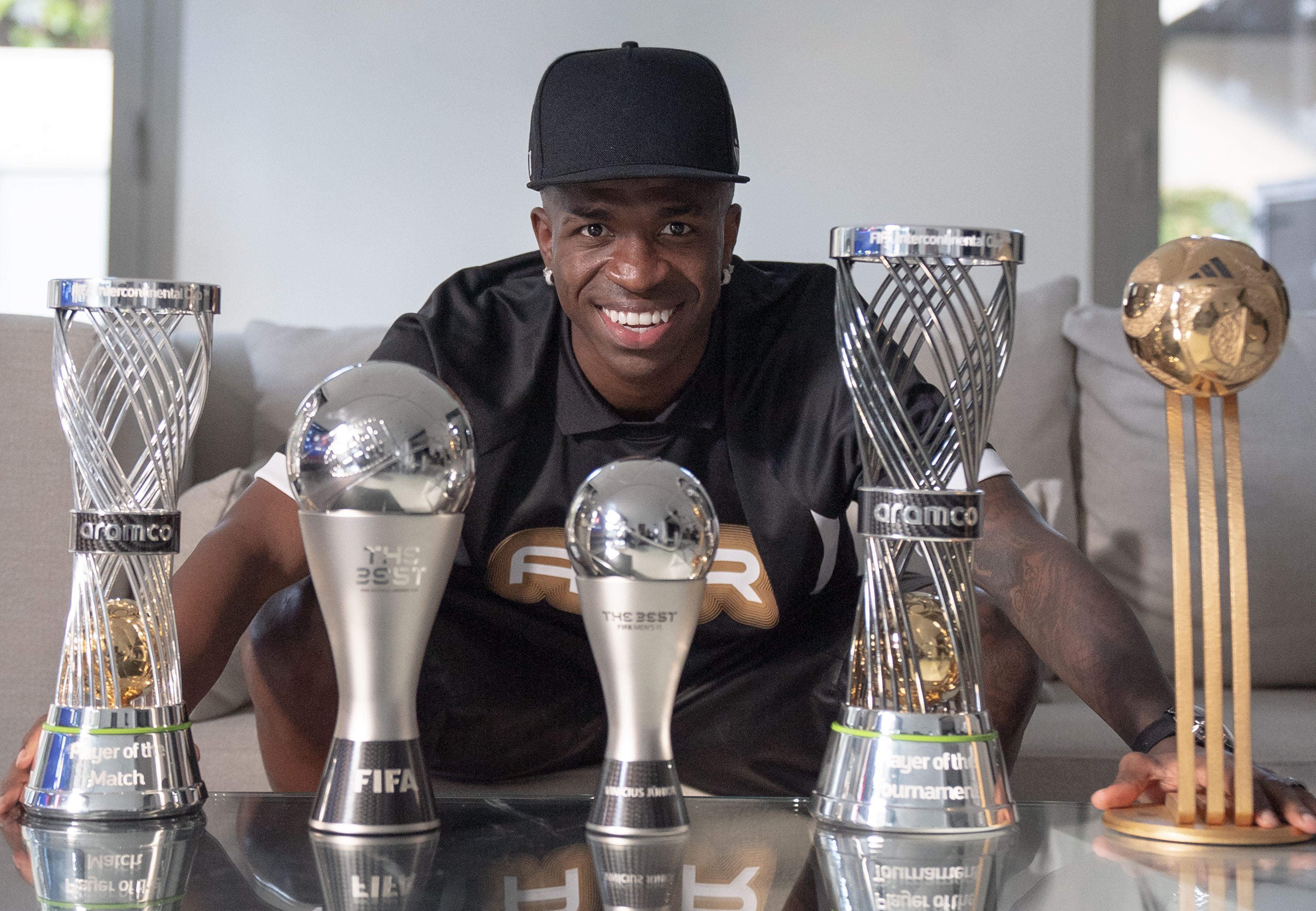 Vinicius Júnior com troféus conquistados na carreira • Foto: Divulgação/ Netflix