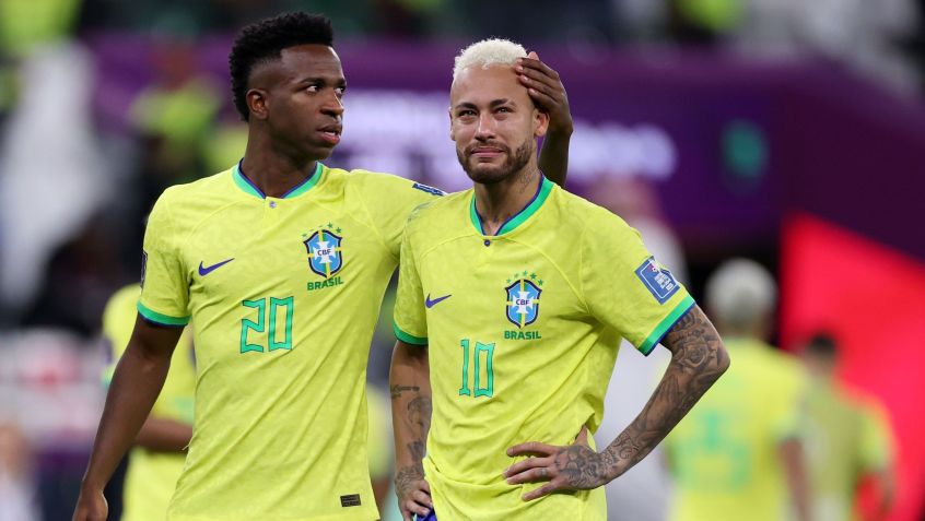 Vini Jr. e Neymar após eliminação do Brasil na Copa de 2022 • Foto: Michael Steele/Getty Images