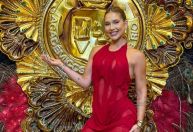 Virginia usa vestido de R$ 14 mil para conhecer Cidade do Samba