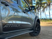 Nissan Frontier Attack 2025 conta com adesivos no visual