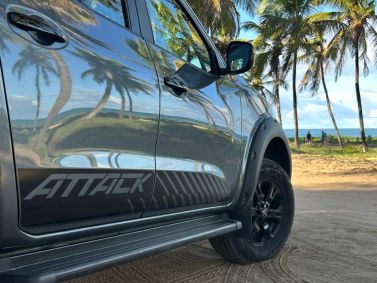 Nissan Frontier Attack 2025 conta com adesivos no visual
