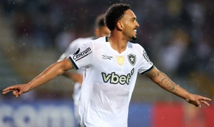 Botafogo marca nos acréscimos, vence o Carabobo e respira na Libertadores