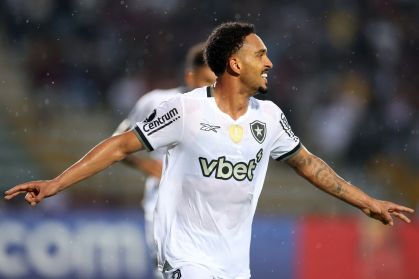 Vitinho comemora gol em Botafogo x Carabobo, pela Libertadores
