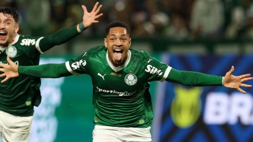 Vitor Roque comemora gol contra o São Paulo em partida válida pela oitava rodada do Campeonato Brasileiro