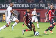 Com um a menos, Vitória vira sobre o Vasco e vence no Brasileirão