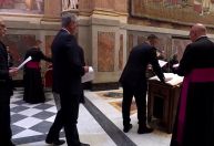 Conclave: Equipe de apoio e clero do Vaticano fazem juramento de sigilo