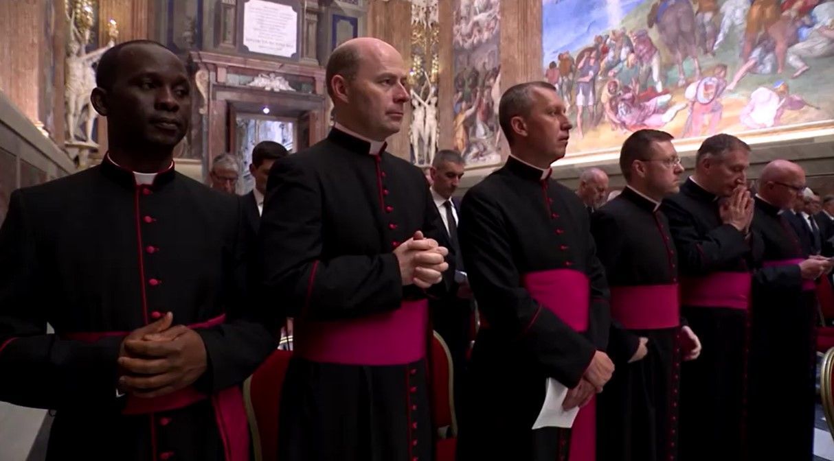 Clérigo do Vaticano depois de fazer o juramento de sigilo, na Capela Paulina • Vatican Media/Reuters