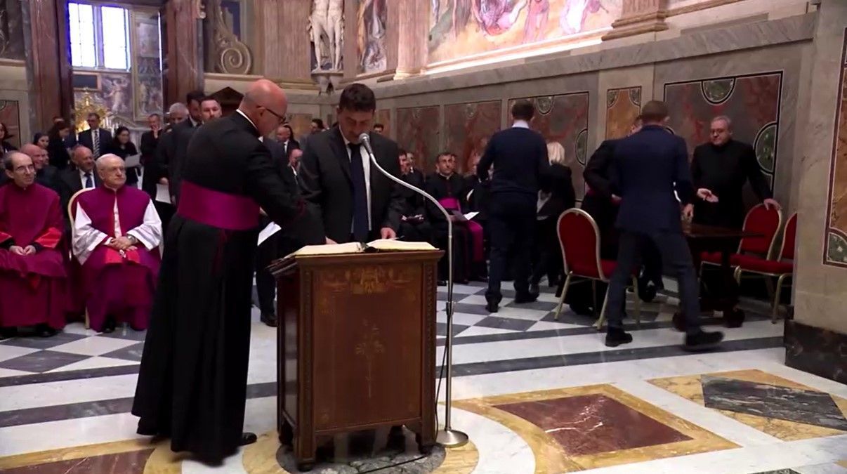 Clérigo e funcionários que trabalharão durante o Conclave fazendo o juramento de sigilo na Capela Paulina • Vatican Media/Reuters